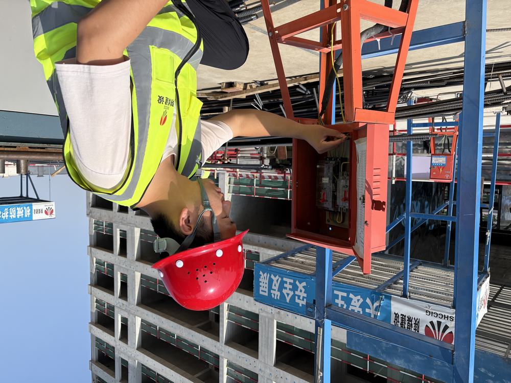 陜煤建設(shè)天工公司的 520 硬核告白：安全帽作玫瑰，卷尺圖紙寫情詩