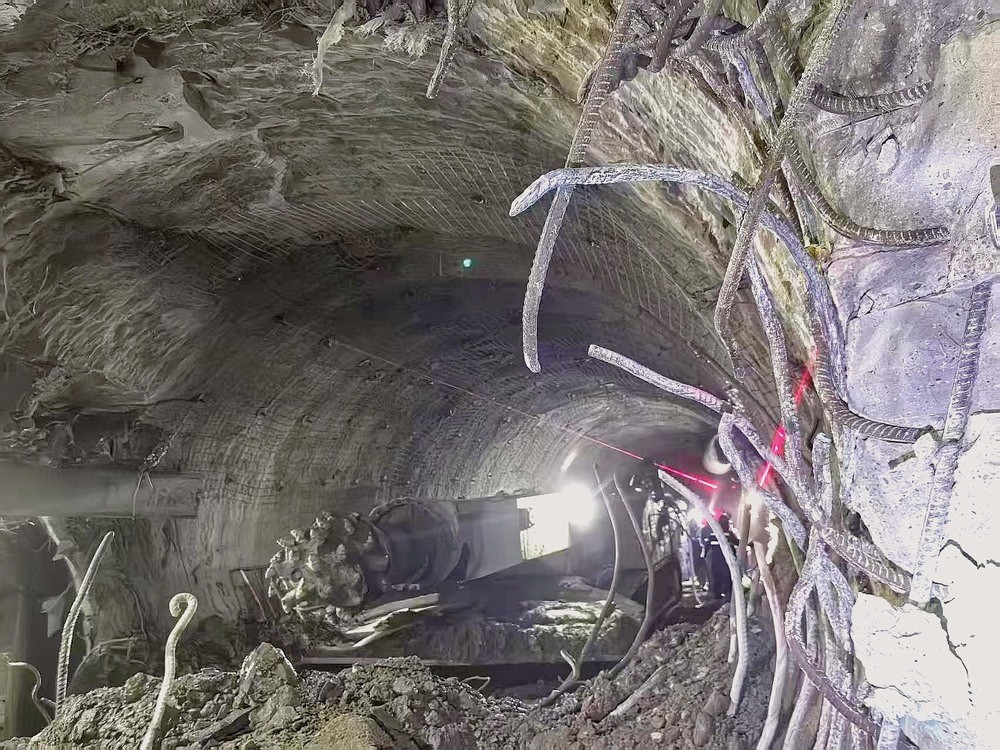 104米掘進(jìn)攻堅(jiān)！袁大灘煤礦2煤東翼帶式輸送機(jī)機(jī)頭硐室順利貫通