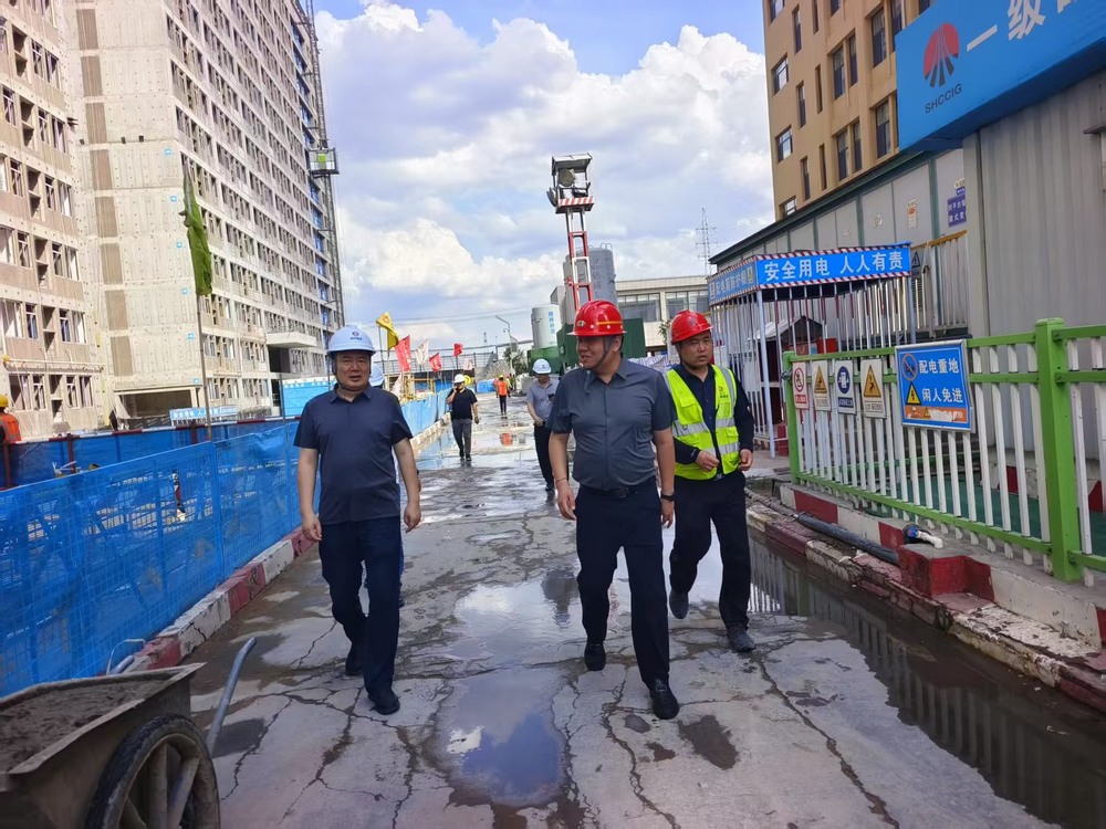 陜西省建設(shè)工程質(zhì)量安全監(jiān)督總站站長鄭海平一行蒞臨檸條塔煤礦新建3#、4#員工公寓樓項目檢查指導(dǎo)工作