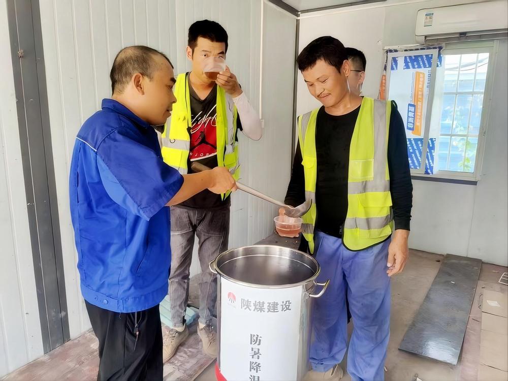 陜煤建設路橋分公司荊州項目部戰(zhàn)高溫、守安全、保進度