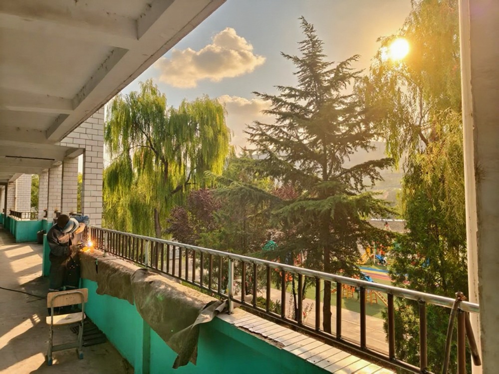 助力地方教育，護(hù)航學(xué)子平安——陜煤建設(shè)礦建二公司安裝項(xiàng)目部為卓立小學(xué)教學(xué)樓安裝防護(hù)欄桿