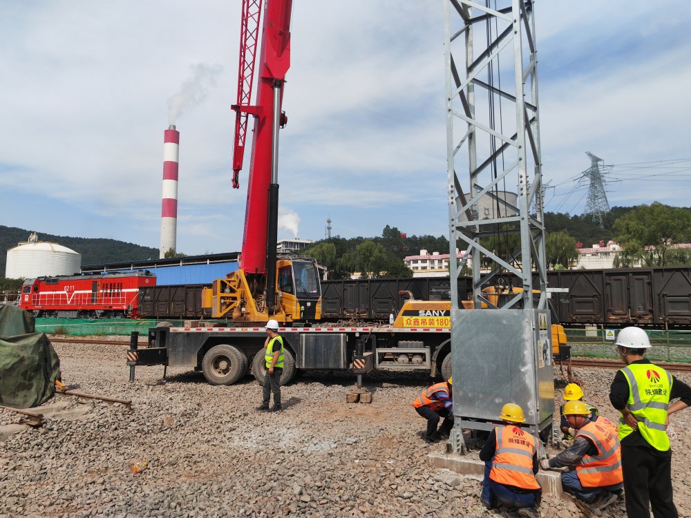 陜煤建設路橋分公司黃陵項目部圓滿完成信號燈塔吊裝作業(yè)