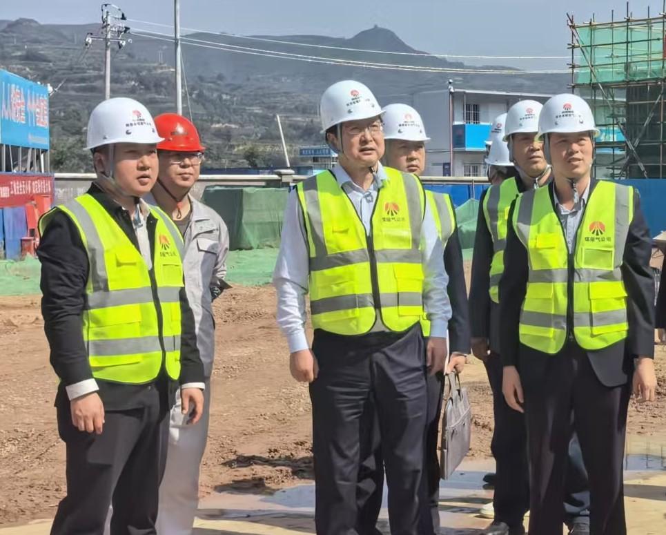 陜西省煤層氣黨委委員、紀(jì)委書記董巨國一行深入天工公司土建第二十一項(xiàng)目部開展節(jié)前檢查指導(dǎo)工作