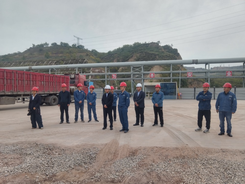 陜煤集團(tuán)府谷能源開發(fā)有限公司黨委書記、 董事長李寧蒞臨陜西新元潔能有限公司電石廠電池儲(chǔ)能調(diào)峰項(xiàng)目檢查指導(dǎo)工作