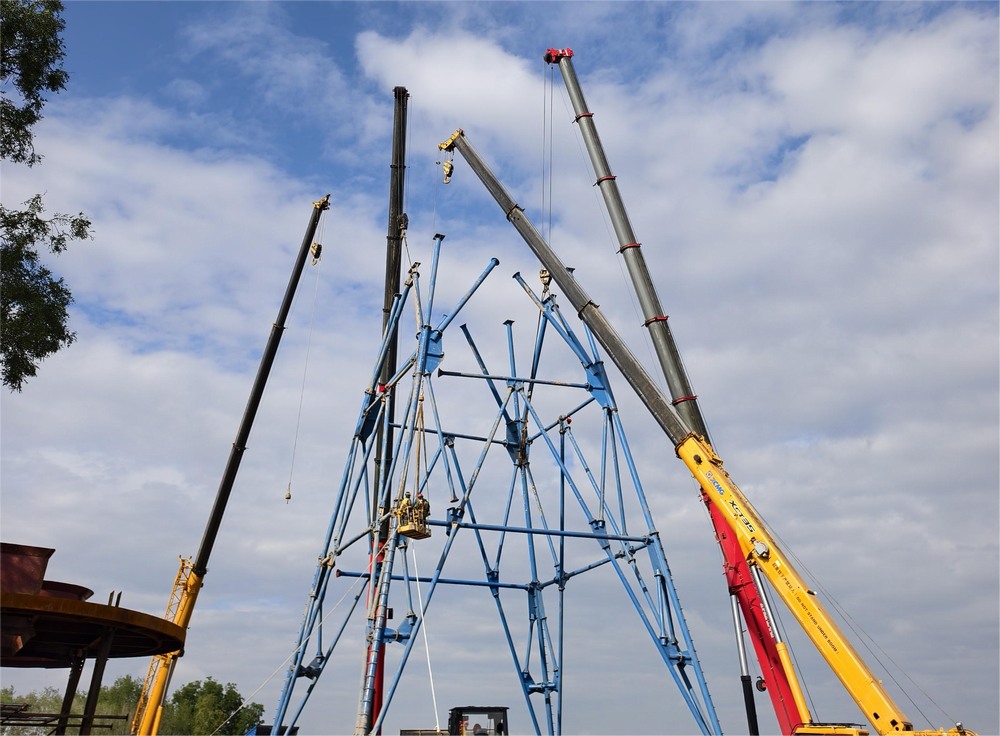陜煤建設礦建二公司小莊煤礦義門回風立井工程井架順利完成起立
