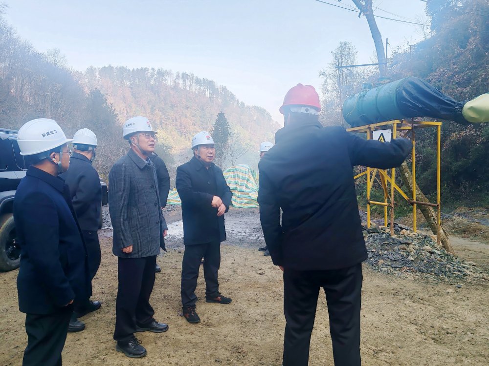 陜煤集團(tuán)總經(jīng)理助理、陜煤電力集團(tuán)黨委書記、董事長馮平安一行深入西鄉(xiāng)抽蓄電站勘探平硐項目現(xiàn)場檢查指導(dǎo)前期準(zhǔn)備工作