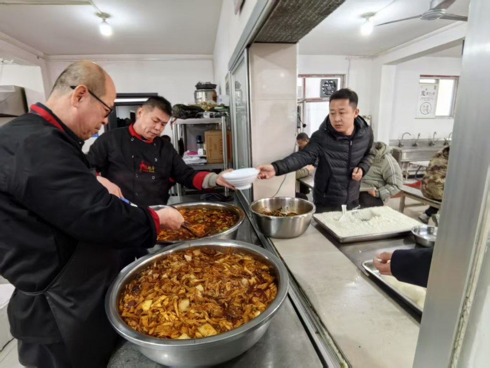 陜煤建設(shè)煤礦運(yùn)營(yíng)服務(wù)分公司：一線寒冬，后勤送暖