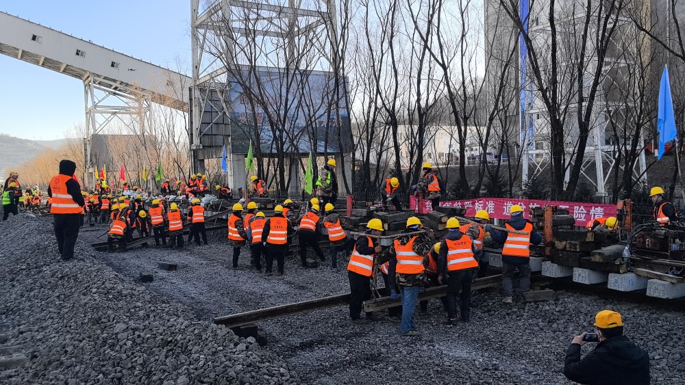 極限挑戰(zhàn)！“天窗”點啃下鐵路道岔施工硬骨頭