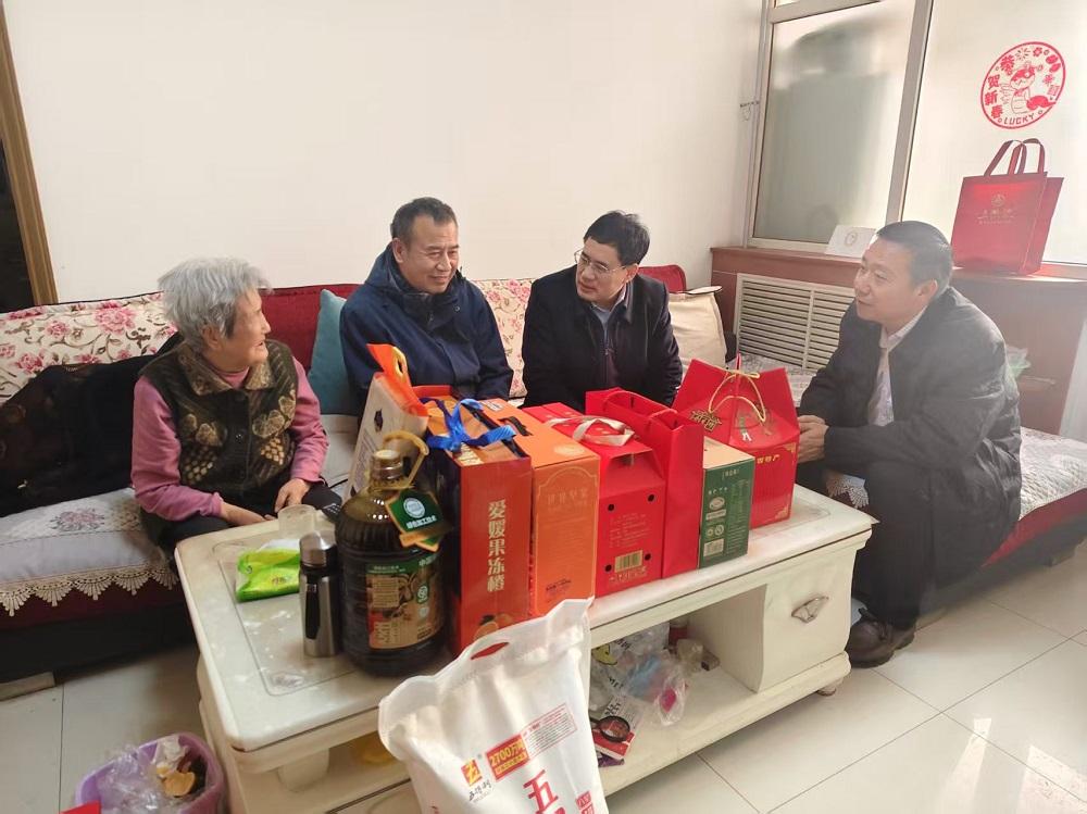 公司領(lǐng)導(dǎo)走訪慰問(wèn)困難職工