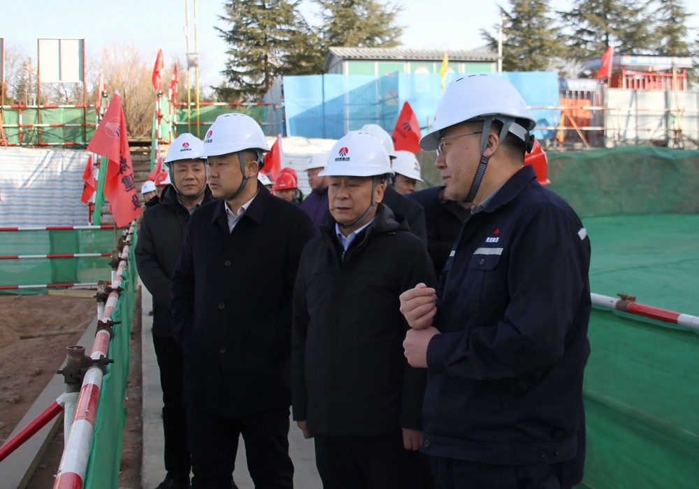 陜煤集團(tuán)工程總監(jiān)、基本建設(shè)管理部總經(jīng)理李仰東深入陜煤建設(shè)承建的銅創(chuàng)能材項(xiàng)目檢查指導(dǎo)工作