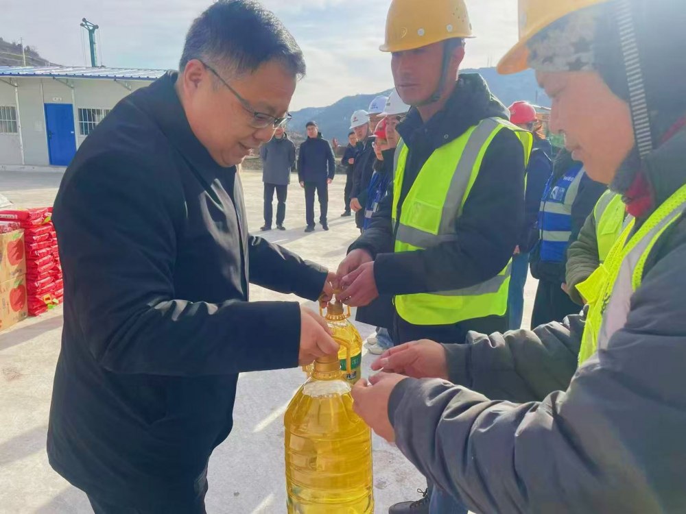 韓城市委副書記張景鋒赴陜煤建設(shè)韓城分公司承建的韓城北站物流集運(yùn)中心工程項(xiàng)目施工現(xiàn)場(chǎng)慰問一線職工