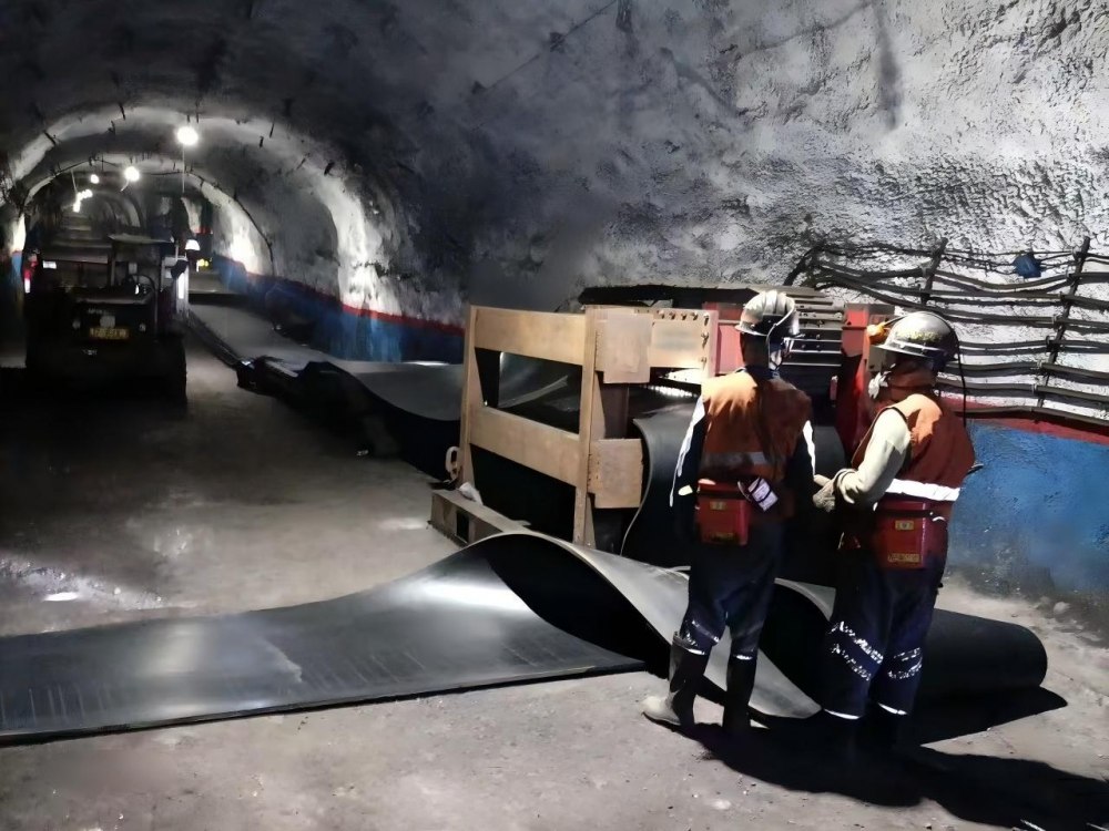 陜煤建設(shè)機(jī)電安裝公司建莊項(xiàng)目部順利完成四盤(pán)區(qū)膠帶機(jī)延伸檢修任務(wù)?