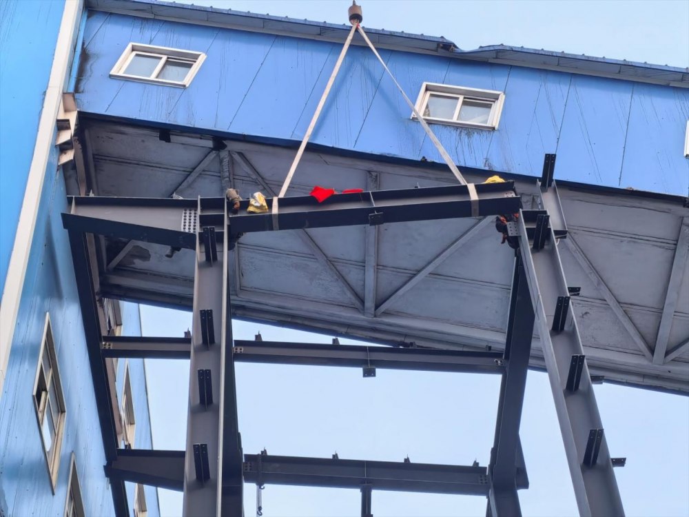 陜煤建設天工公司土建第二十五項目部韓家灣項目新增主廠房鋼結構順利封頂！