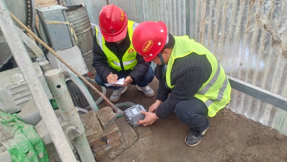 陜煤建設(shè)路橋分公司彬長(zhǎng)項(xiàng)目部開(kāi)展春季電氣預(yù)防性試驗(yàn)，筑牢安全防線(xiàn)